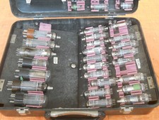 valigetta con 54 valvole vintage per tv d'epoca