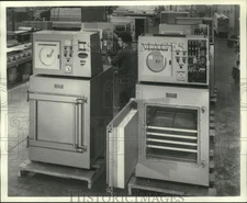 1986 Press Photo Phoenix Products Co.'s welding rod ovens & employee Luis Altoro