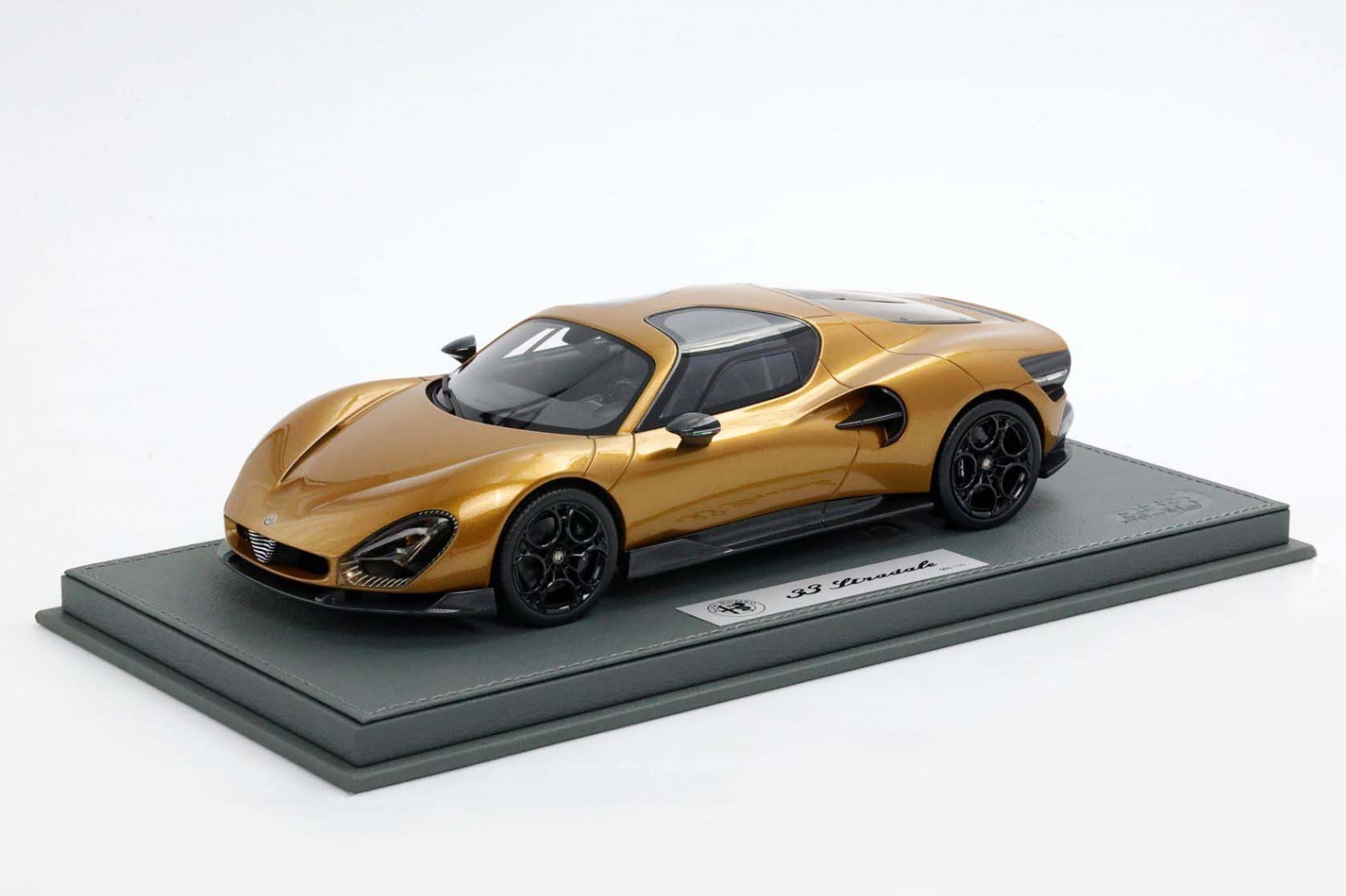 BBR Alfa Romeo 33 Stradale Ocra  1/18. P18264E