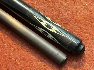 McDermott pool cue with G Force Carbon Fiber Break Shaft.