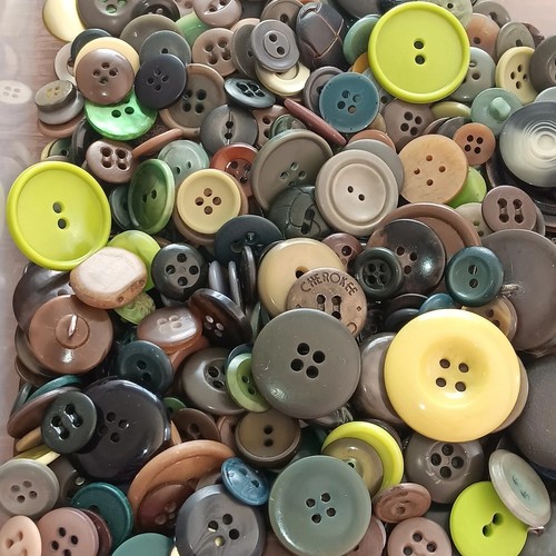 Premium Vintage Buttons Mix ~Green Emeralda Amphibian Shades 3 Ounces 80+ Count