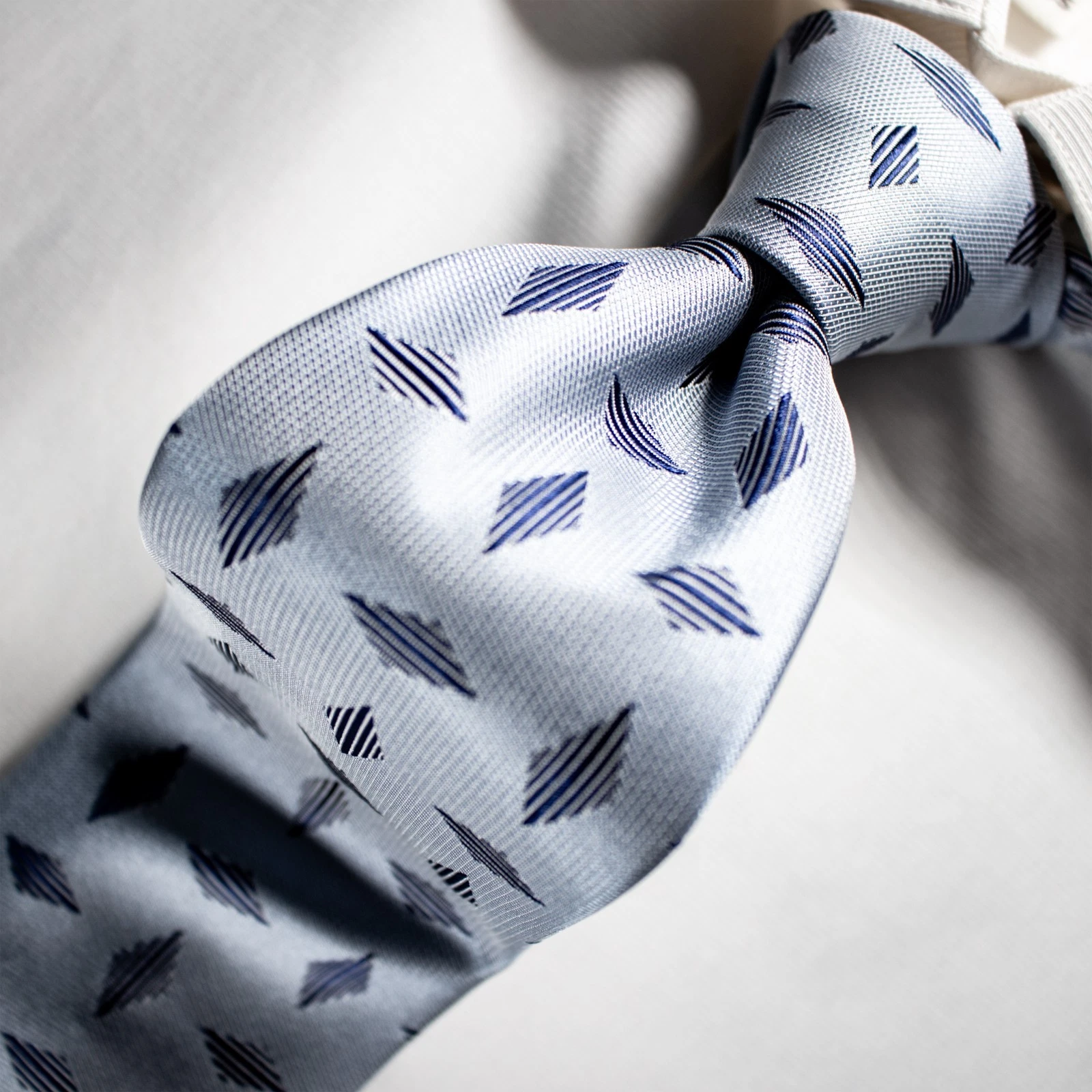 Giorgio Armani — GIORGIO ARMANI New Navy Blue Geometric Woven Silk Skinny Necktie TIE 57"L x 3"W