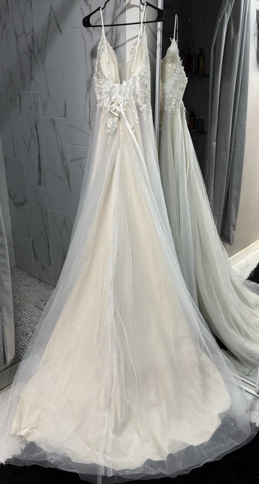 Wedding Dress White/Ivory Size 12 Lace On Top Sleeveless Back Zipper and corset - Image 2 of 4