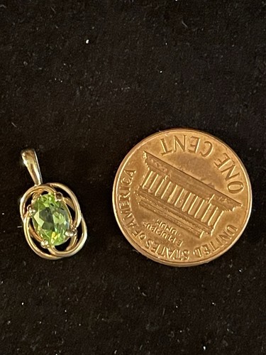 Exquisite 10k Yellow Gold Green Peridot Pendant. Stamped 10k - Picture 5 of 8
