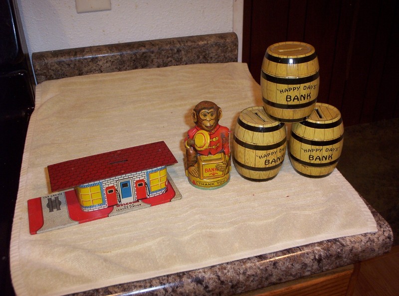 VINTAGE TIN LITHO " WELCOME SERVICE STATION " COIN BANK - PLUS MORE