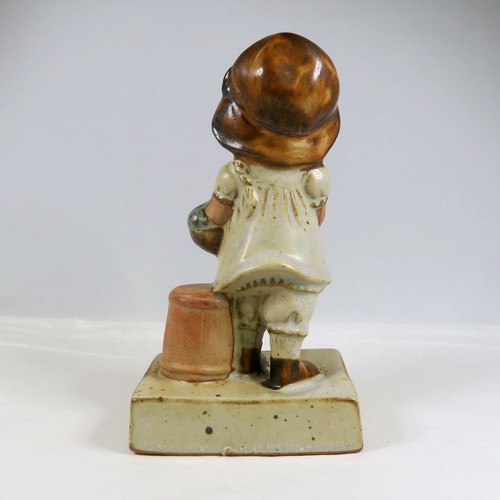Estatuilla de cerámica vintage de 6" de niña de gres con una cesta de flores en una base Japón - Imagen 3 de 6