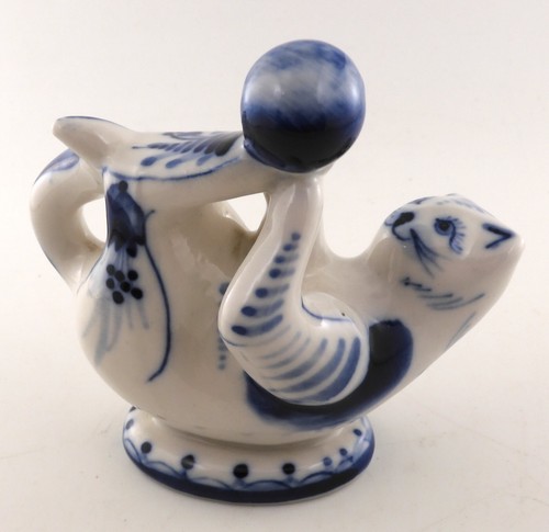 Statuina gatto bianco e blu che gioca con la palla vintage marcata Russia firmata - Foto 4 di 14