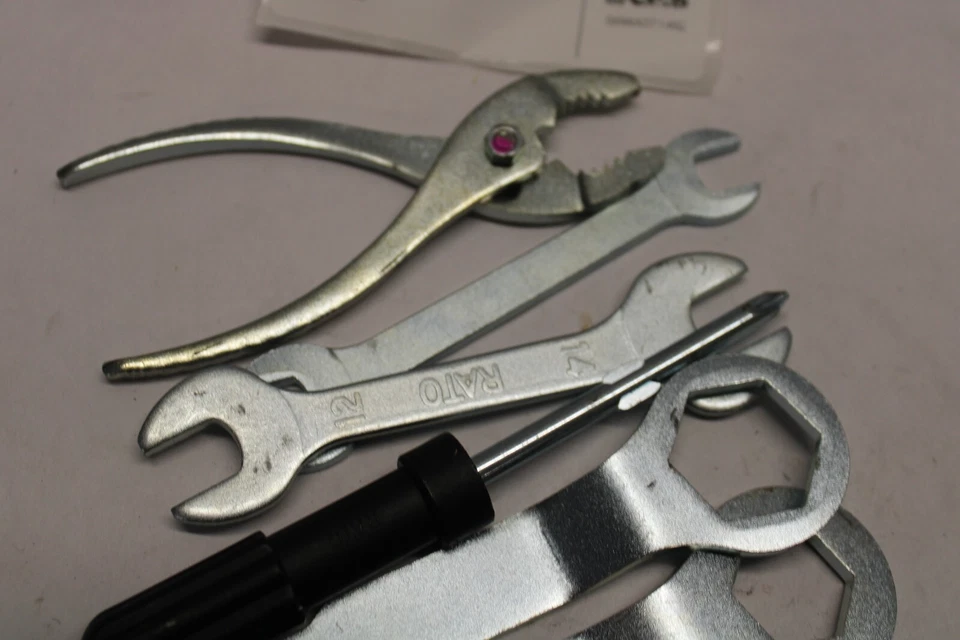 KIT HERRAMIENTAS 56007-0128 2016 Kawasaki Versys 650 Foto 4 de 4