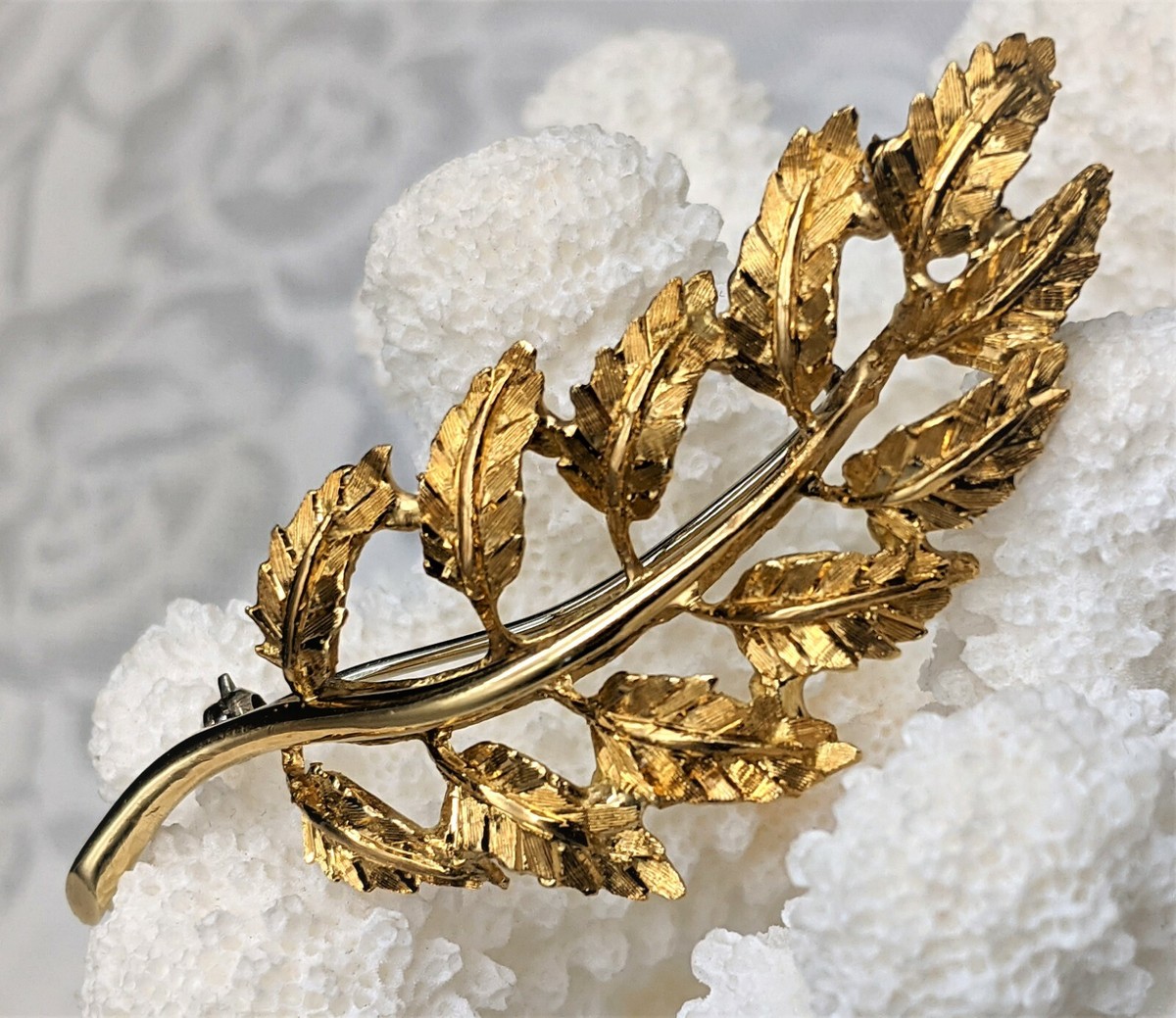 イタリア製　ヴィンテージ　金　葉型ブローチ ゴールド Fab. Solid 18K 750 Y. Gold Italian Designer Garavelli Leaf Branch