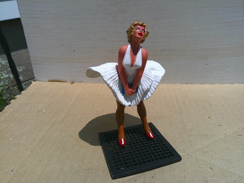 Andrea o similare, Marilyn Monroe 100mm, personaggio sexy in metallo, ad alcuni piace caldo