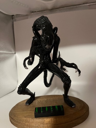 Geometric 1/8 Alien Aliens model kit custom statue painted - Picture 7 of 15