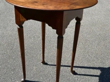 Jeffrey Greene circular  American tea table turned tapered legs ending pad feet