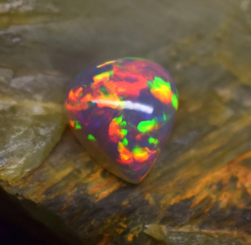 Piedra preciosa cabujón en forma de corazón de fuego ópalo etíope natural de 6,6 quilates 13,8 x 12,6 mm Foto 3 de 3