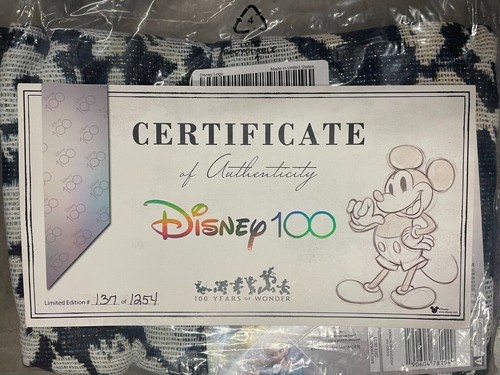 Tapiz tejido clásico de 48"" x 60"" de Disney 100 Years of Wonder - Imagen 4 de 7
