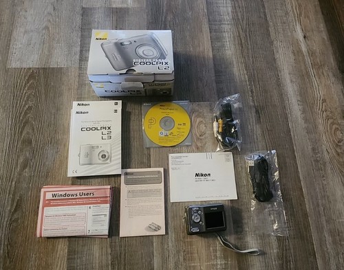 Nikon COOLPIX L2 6.0MP Digital Camera - Gray - Picture 3 of 7