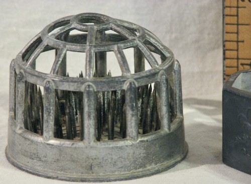 UNIQUE VTG METAL FLORAL FLOWER FROGS - JAPANESE IKEBABA and CAGE with HAIRPINS - Photo 2/9
