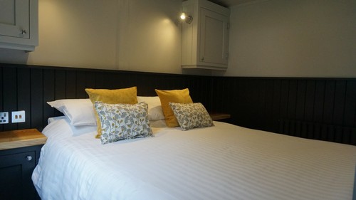 Late Deal - Luxury Shepherd's Hut, Lodge with private covered hot tub, mid-Wales - Picture 4 of 16