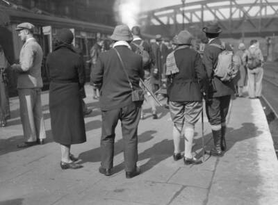 Hikers Waiting Paddington Station A Train Take Them A Mystery Hiking 1932 PHOTO