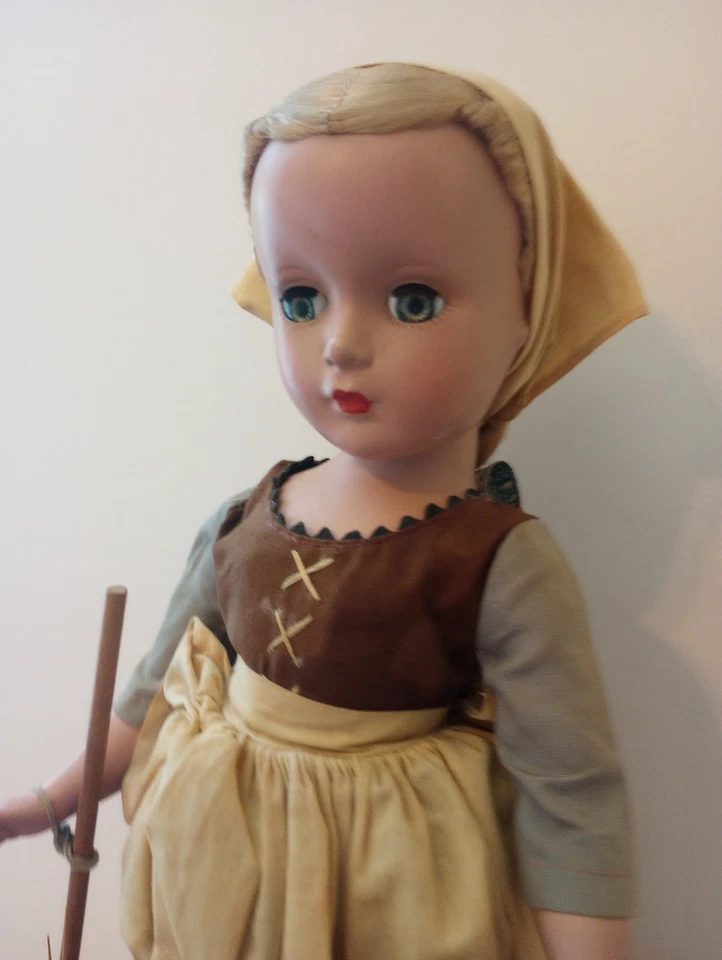MUÑECA CENICIENTA POBRE PLÁSTICO DURO MADAME ALEXANDER 14" VINTAGE Foto 3 de 4