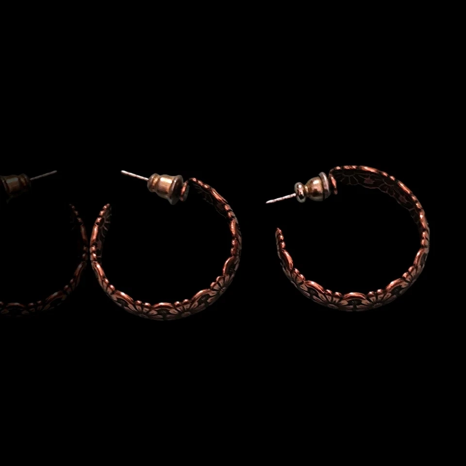 Pendientes de aro florales con flor de margarita de cobre postes de acero inoxidable naturaleza suroeste Foto 3 de 4