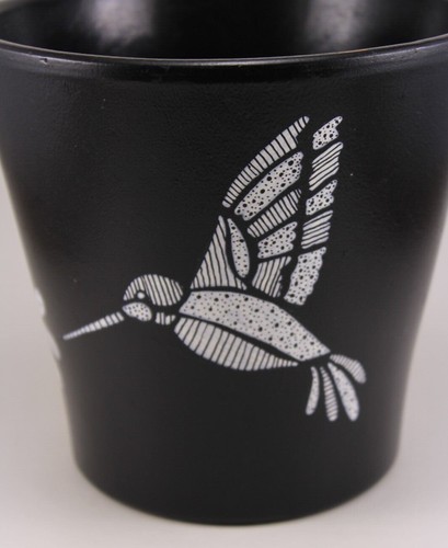 Maceta de terracota pintada a mano en blanco y negro flores de colibrí inspiradas en henna  - Imagen 6 de 10