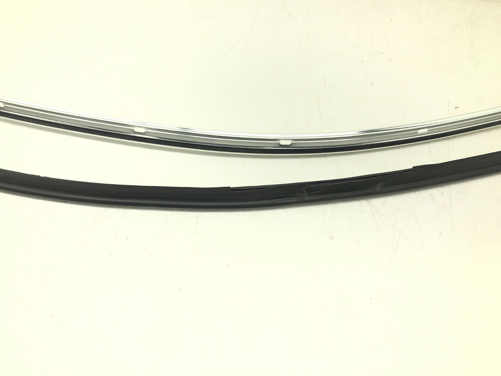 2017-2020 MASERATI LEVANTE RIGHT PASSENGER SIDE UPPER DOOR ROOF DRIP MOLDING OEM