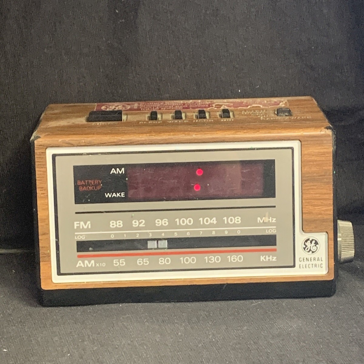 Vintage General Electric GE, AM FM Radio Alarm Clock Model 7-4601A