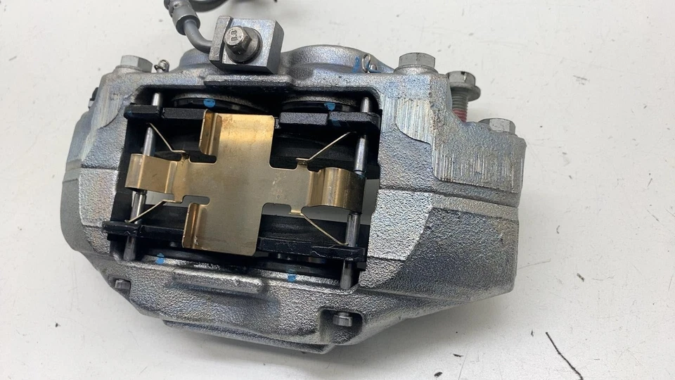 ⭕ 2025 Chevrolet Silverado 1500 Front Left Brake Caliper w/ Hose Line 85663430 Foto 3 de 4