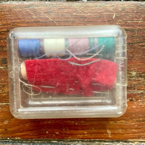 Vintage James Bros St James Minnesota Plastic Sewing Needles Thread Travel EUC - Picture 2 of 3