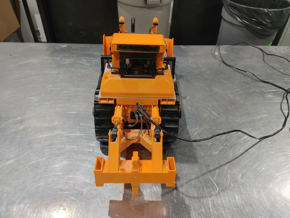 Good Condition New Bright The Cat D9L Remote Control Bulldozer Tested Working - Image 3 of 4