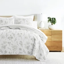 Noble Linens 3-Piece Light Gray Blooming Daisy Reversible Quilt Set, King