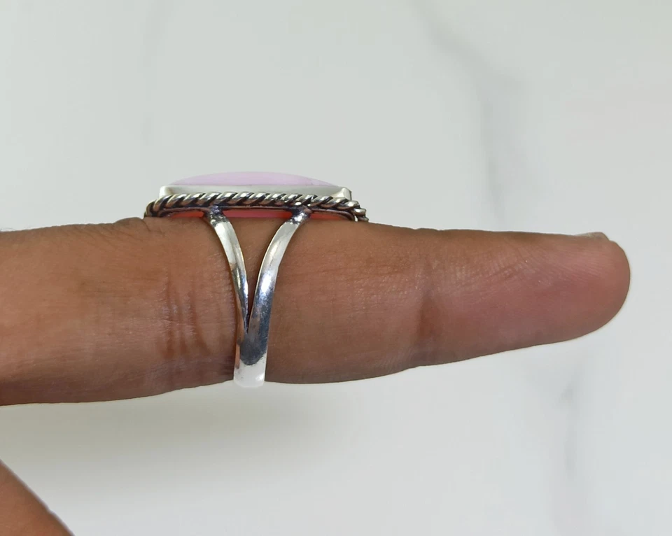 Anillo hecho a mano de piedras preciosas de ópalo rosa con forma cuadrada tamaño 7,8 pulgadas Foto 3 de 4