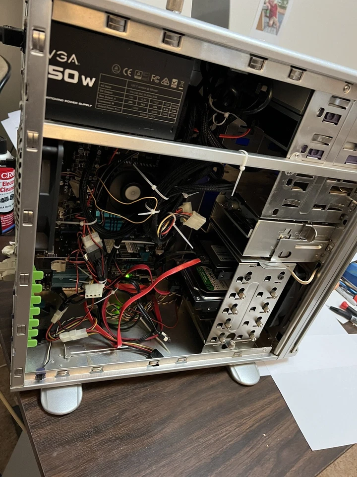 Monitor Full Tower ASUS8NSLIDL AMD43003GzQuad Nvidia210 250SSD 1TBHDD 650W 16GB Foto 4 de 4