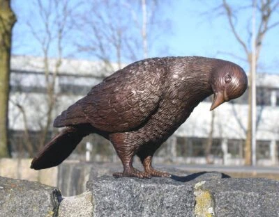 Escultura de bronce paloma de pie cabeza baja decoración de jardín figura decorativa