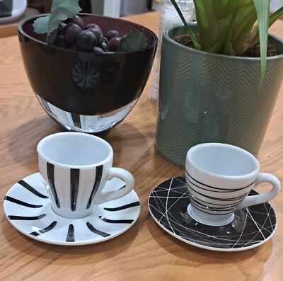 2 Espressotassen und Untertassen Bodum 'Paula' schwarz-weiß Design