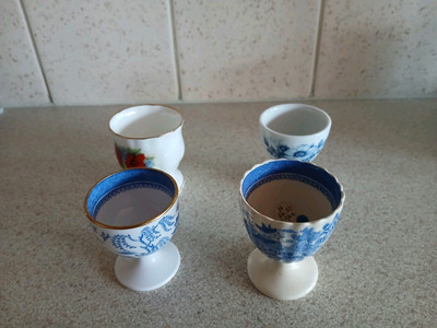 Bone China Eierbecher Spode und Dutch gemischt. Keine Chips, Risse