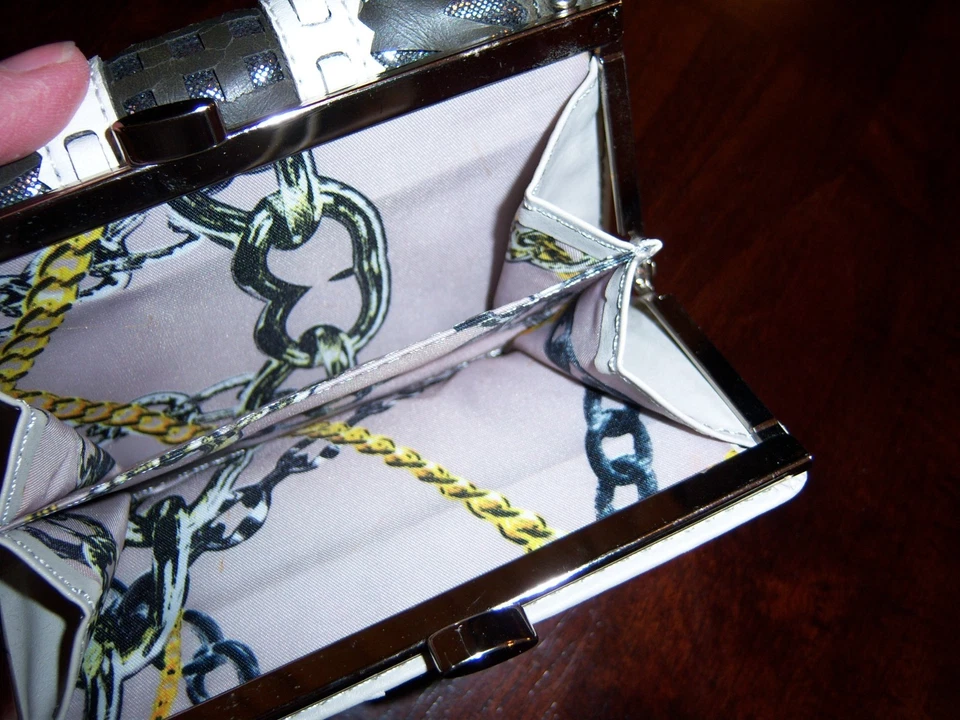 Cartera Nicole Lee Tachonada Taupe, Marrón y Blanca - Diseño Recortado - Buen Estado Foto 2 de 4