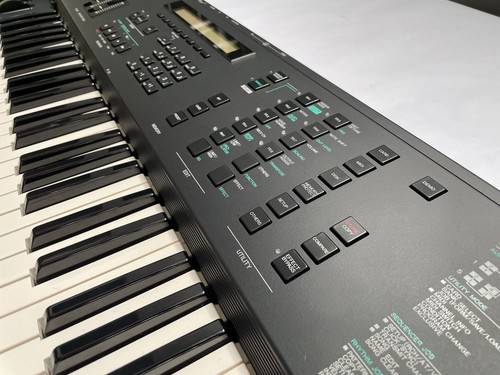 Yamaha V-50 V50 RARE vintage Synthesizer keyboard 1989 Synth Immaculate +CASE - Picture 4 of 21