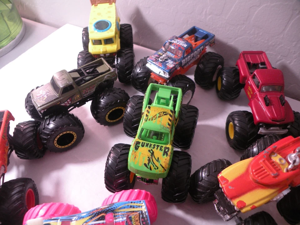 32 Monster Jam Trucks 1:64 Bigfoot Max D SpongeBob Grave Digger El Torro +++A - Image 2 of 4