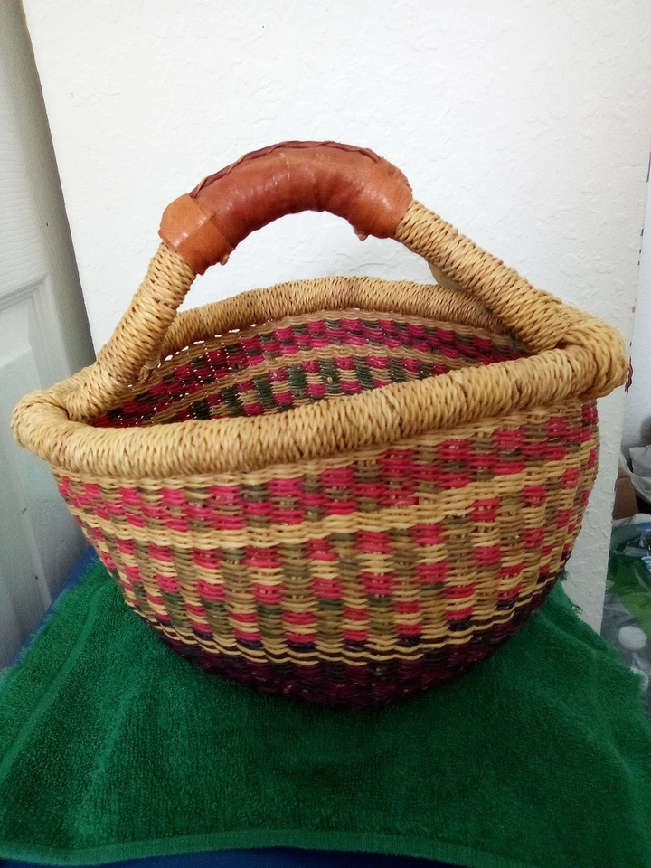 Корзина Bolga среднего размера из Ганы Западная Африка кожаная ручка - Изображение 2 из 4