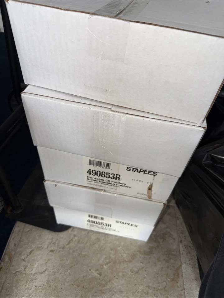 Caja de 50 grapas carpetas colgantes de 5 pestañas tamaño legal verde 490853R Foto 2 de 3