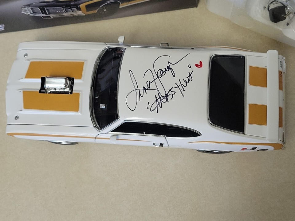 1:18 Acme 1972 Oldsmobile 442 Hurst Drag Outlaws Signed Linda Vaughn ...
