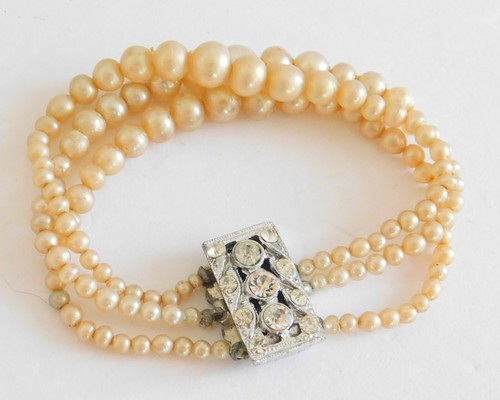 Vintage Triple Strand Graduated Faux Pearl Bracelet Rhinestone Clasp - Picture 5 of 5
