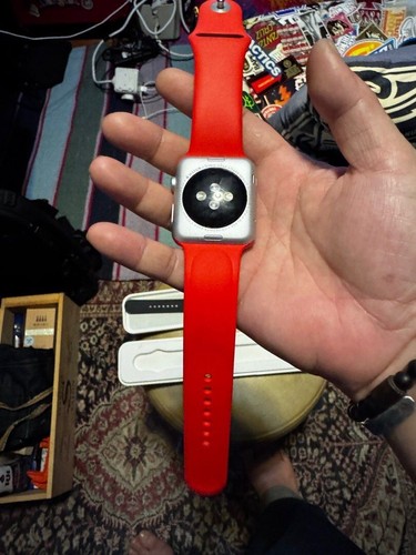Apple Watch 1ère génération 42 mm boîtier en aluminium - Excellent état - Photo 2 sur 8