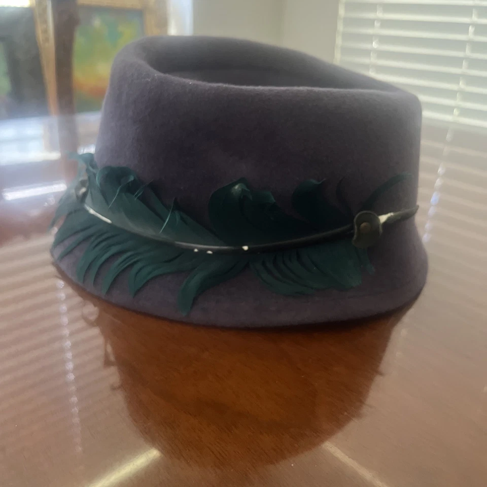 Sombrero de copa para mujer Lola, pluma, púrpura Foto 4 de 4