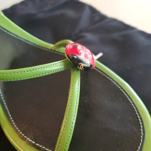 Sandali vintage Chanel in pelle verde rossa da donna con cinturino sul retro - Foto 3 di 10