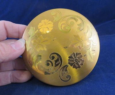 Compact of Gold Tone w Flowers & Leafs Front by A Lin-Bren (979)
