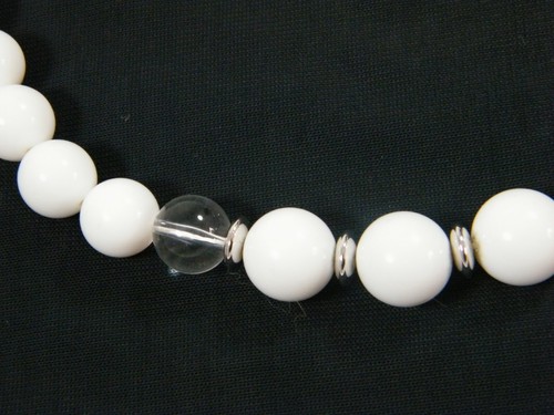 COLLANA NUOVA CON ETICHETTE ~ TRIFARI ~ KUNIO MATSUMOTO ~ FIRMATA ~ LUCITE / SILVERTONE / BIANCO - Foto 7 di 9