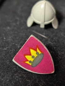 Lego CAS082S - Classic Castle Knight w/Vest, Shield & Sword - Sets 375 & 6075