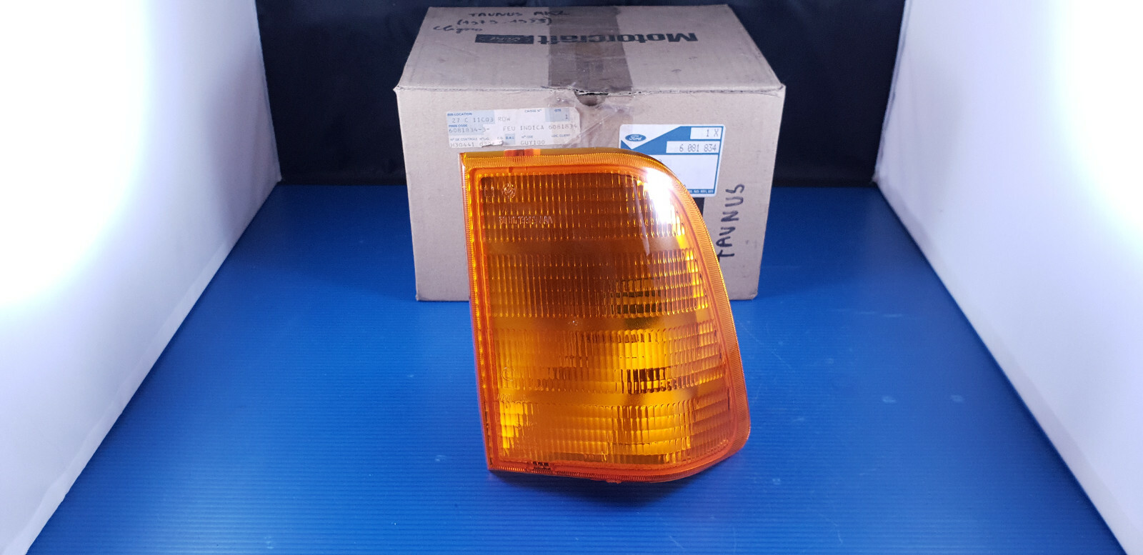 Feu clignotant avant gauche FORD TAUNUS MK2 avec cabochon ambré d'origine